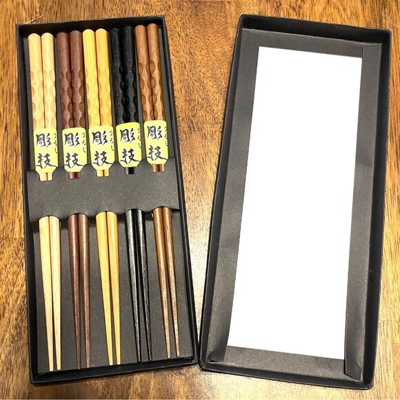 5 Pairs Carved Wooden Chopsticks In Elegant Box Set Light to Dark Toned Wood - Picture 1 of 10